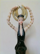 девушка в черном с веером статуя  