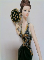 девушка в черном с веером статуя 