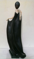 девушка в черном статуя