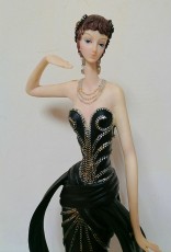 девушка в черном статуя