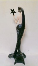 девушка в черном статуя