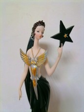 девушка в черном статуя