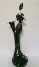 девушка в черном статуя