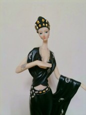 девушка в черном статуя