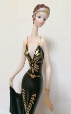 девушка в черном статуя