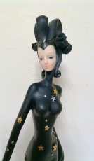 девушка в черном статуя