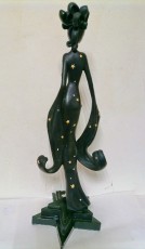 девушка в черном статуя