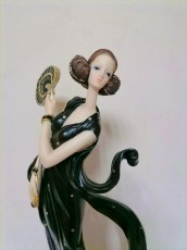 девушка в черном статуя