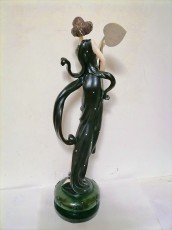 девушка в черном статуя