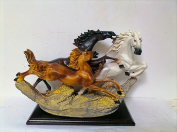 лошади статуя бегут ― ИГРУШКИ И СУВЕНИРЫ ОПТОМ В НОВОСИБИРСКЕ