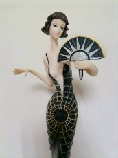 девушка в черном с веером статуя