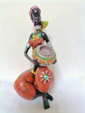 Девушка Африканка сидит статуэтка