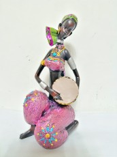 Девушка Африканка сидит статуэтка